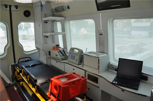 富锦县救护车内部